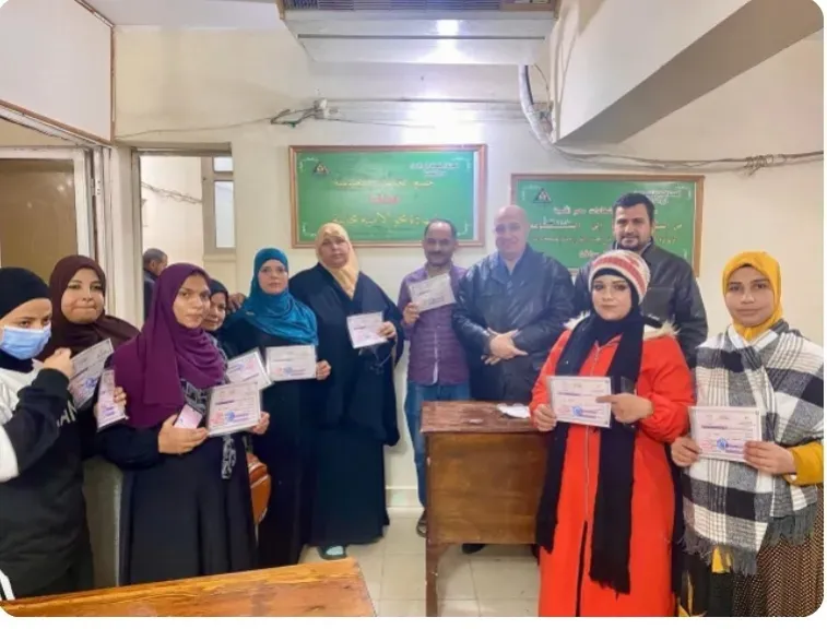 شهادات محو أمية للعاملين بمصانع العاشر من رمضان