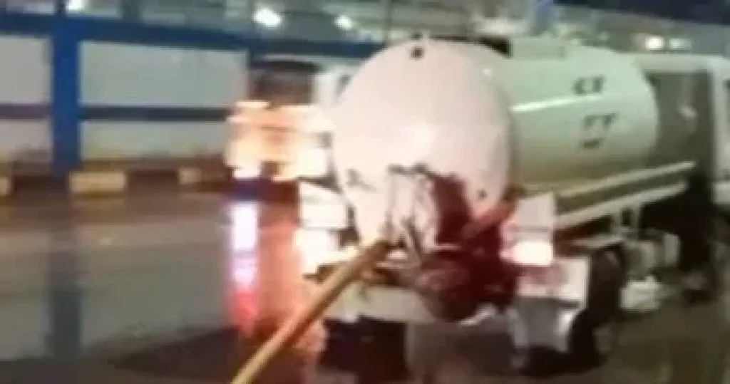 رفع مياه الأمطار من شوارع كفر الشيخ بعد موجة من الطقس السيئ