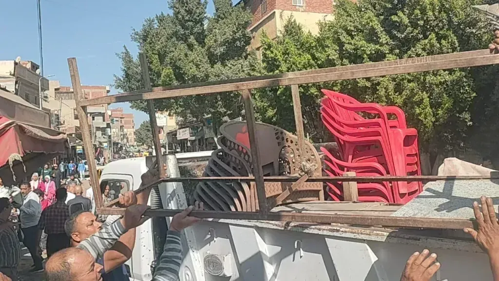 رفع 174 إشغال طريق خلال حملة لإعادة الانضباط بشوارع المحمودية ورشيد بالبحيرة