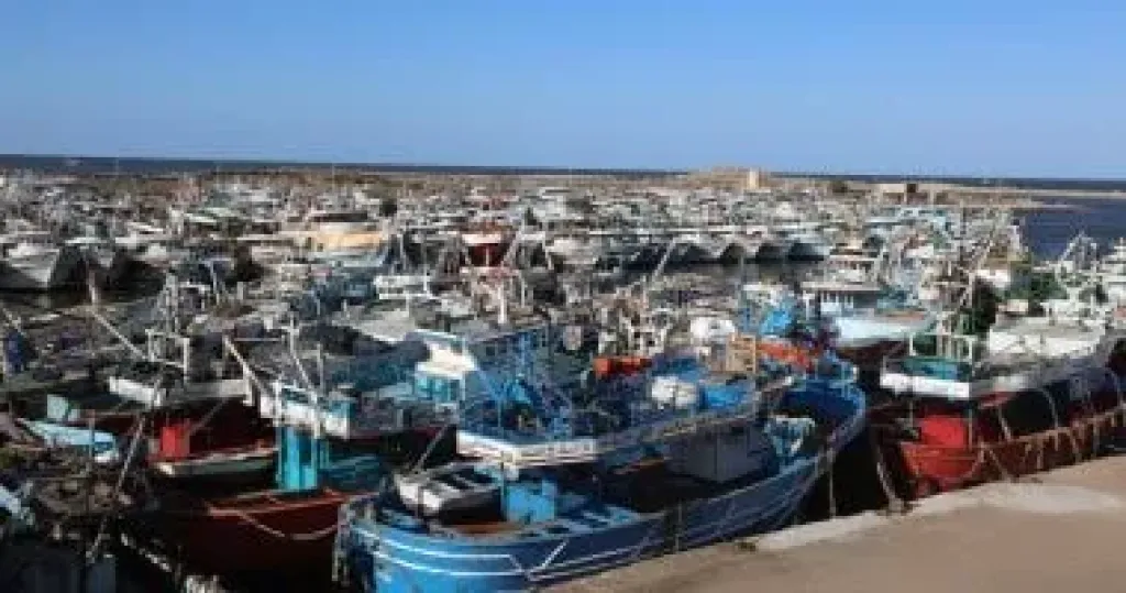 توقف حركة الملاحة بميناء البرلس وسواحل كفر الشيخ الشمالية بسبب الطقس