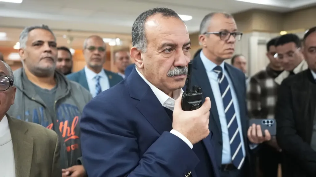 محافظ أسيوط يتابع تنفيذ محور البداري – طريق البحر الأحمر عبر البث المباشر