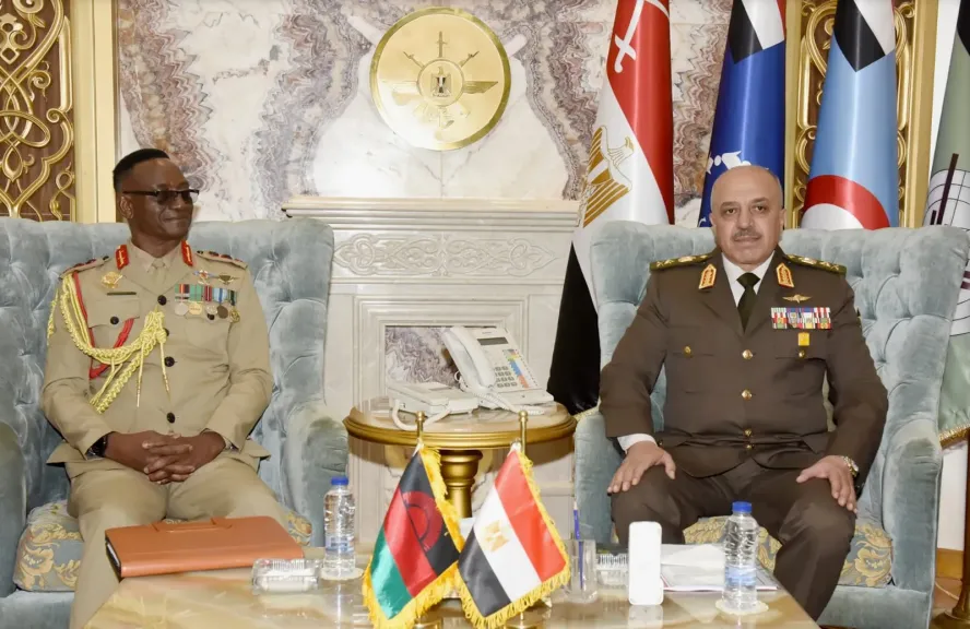 الفريق أحمد خليفة رئيس أركان حرب القوات المسلحة يلتقى قائد قوات الدفاع المالاوى |صور