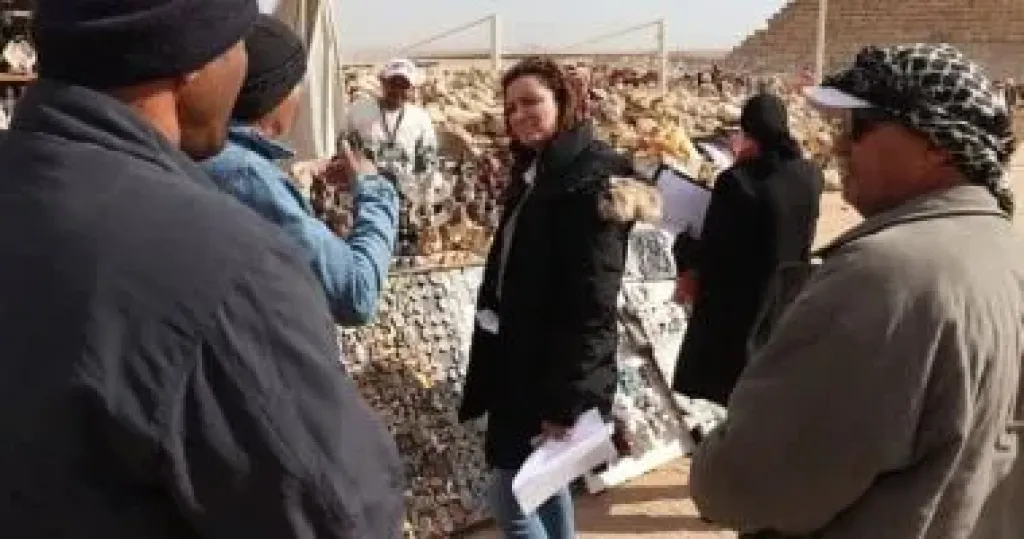 نائب محافظ الجيزة تتفقد طاولات البائعين بالمنطقة الأثرية لأهرامات الجيزة