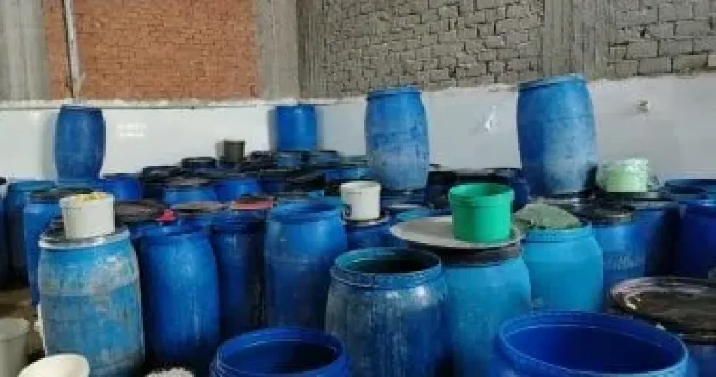 ضبط 14 طن مخللات و800 كرتونة حلويات مجهولة المصدر بالإسكندرية