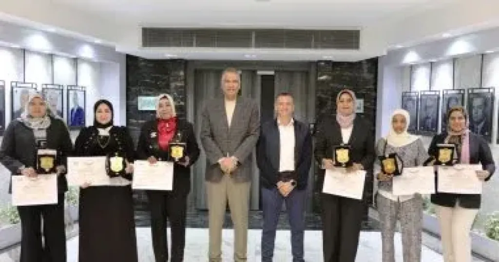 محافظ أسوان يكرم فريق مكتبة مصر العامة لجهودهم المتميزة