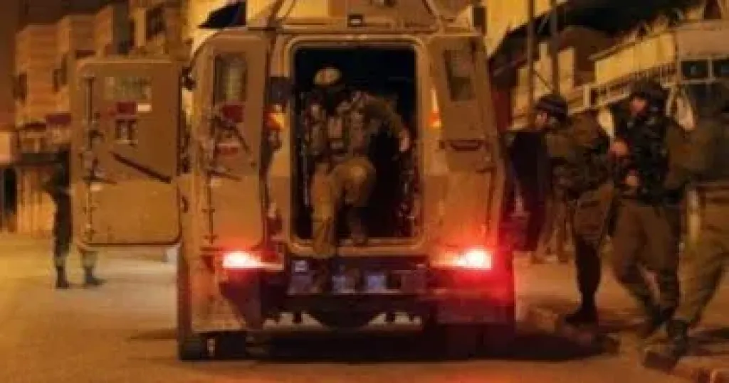 قوات الاحتلال الإسرائيلي تقتحم جنوب الخليل وتعتقل فلسطينيا وتحتجز آخرين
