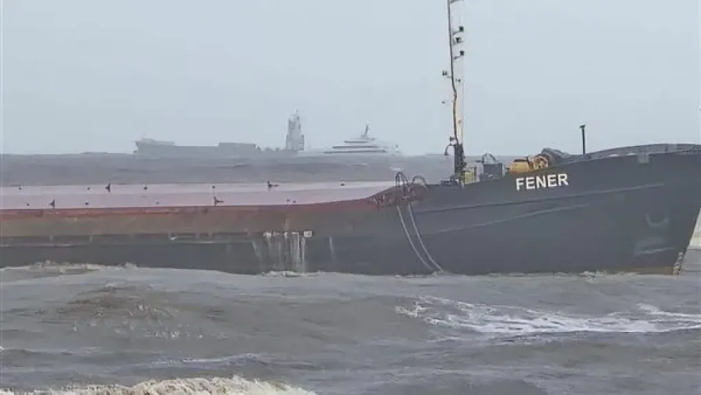 أسامة ربيع: إنقاذ طاقم سفينة بضائع خارج المجرى الملاحى للقناه