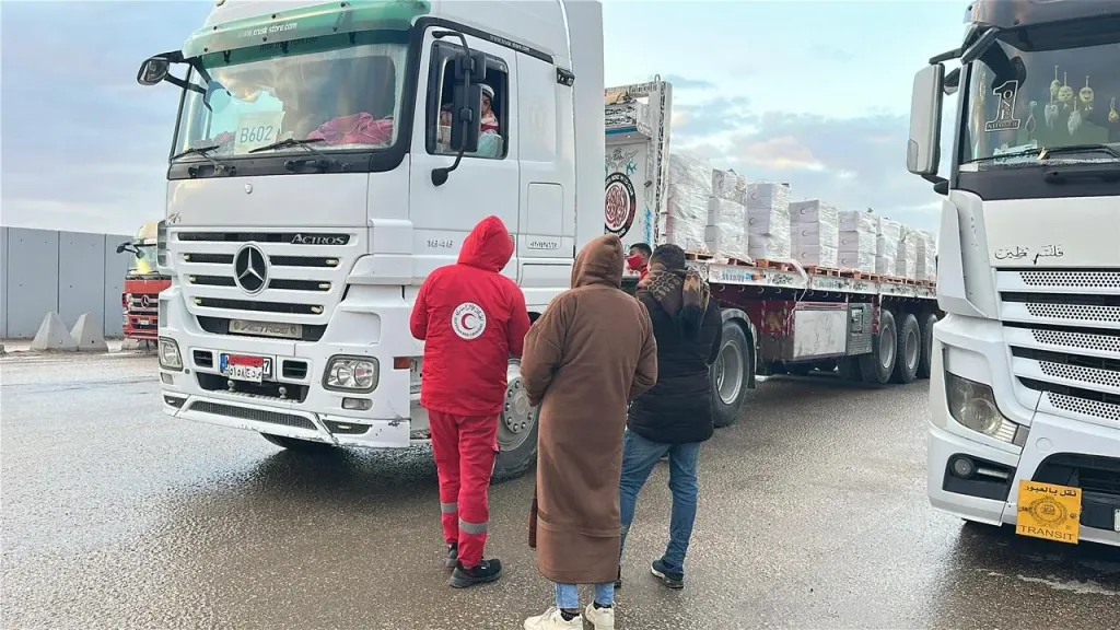 وسط موجة غزيرة الأمطار.. متطوعو الهلال الأحمر المصري يسيرون قافلة «زاد العزة» 116 بحمولة أكثر من 211 ألف سلة غذائية و 25 ألف بطانية