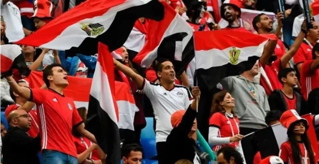 بأعلام مصر الجماهير  تشعل الأجواء لدعم الفراعنة أمام السنغال (فيديو)