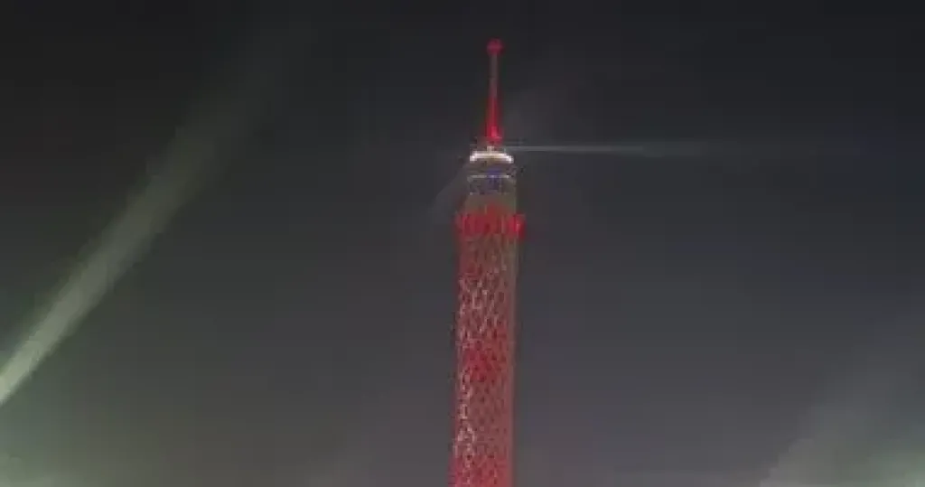 برج القاهرة يضىء بلون تيشرت منتخب مصر دعما للفراعنة فى مواجهة السنغال