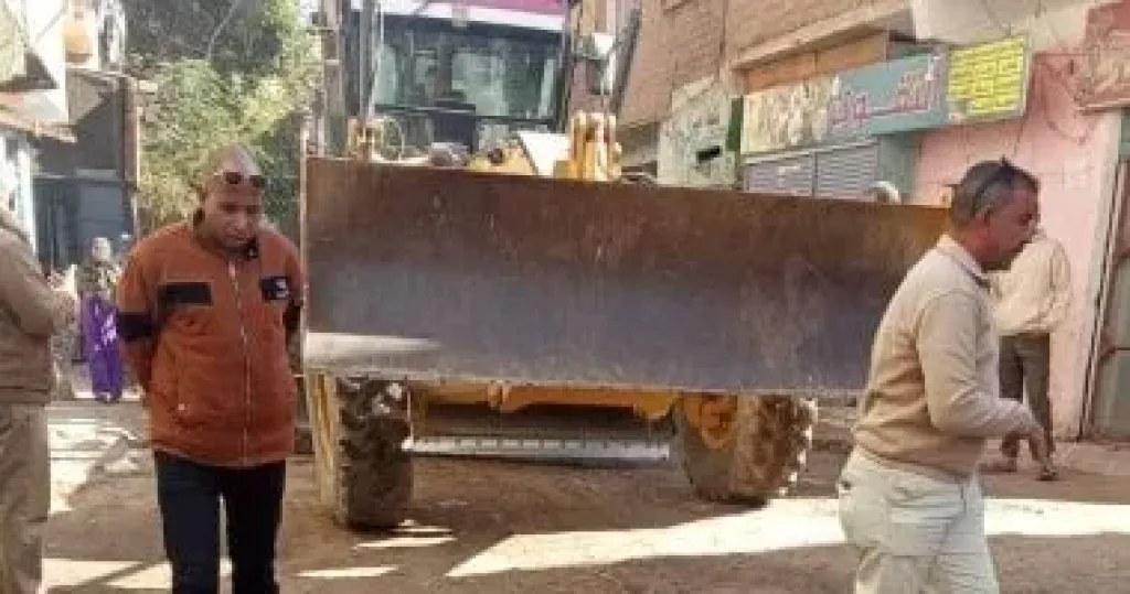 محافظ سوهاج يتابع تمهيد الطرق العامة بمجلس قروى شطورة بمركز طهطا