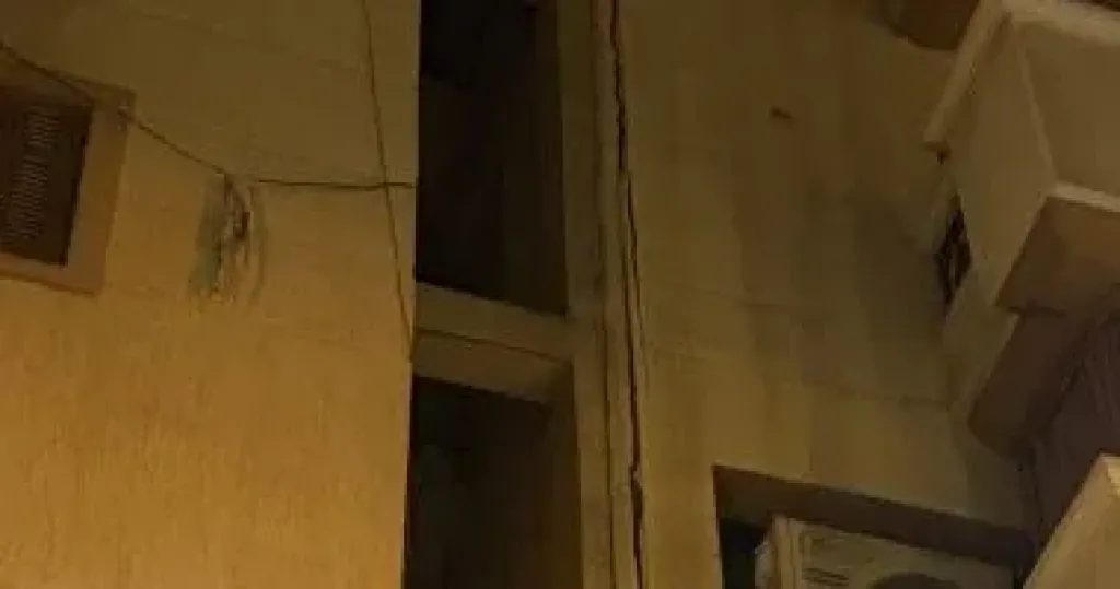 إخلاء عقارين بدمنهور عقب ظهور تصدعات فى الجدار الفاصل بينهما