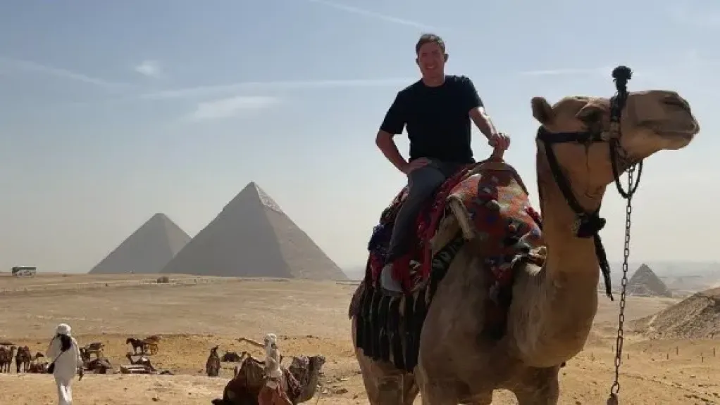 لقطة عالمية من الأهرامات.. ”سبيد” يرفع علم مصر فى بث دولى يحظى بتفاعل واسع