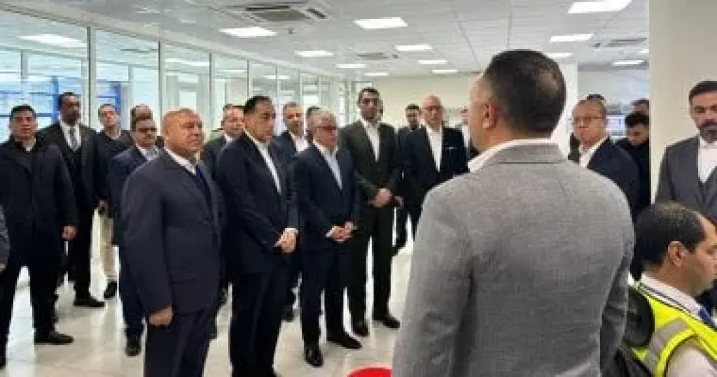 رئيس الوزراء يتفقد مركز التحكم بمحطة البحر الأحمر لتداول الحاويات