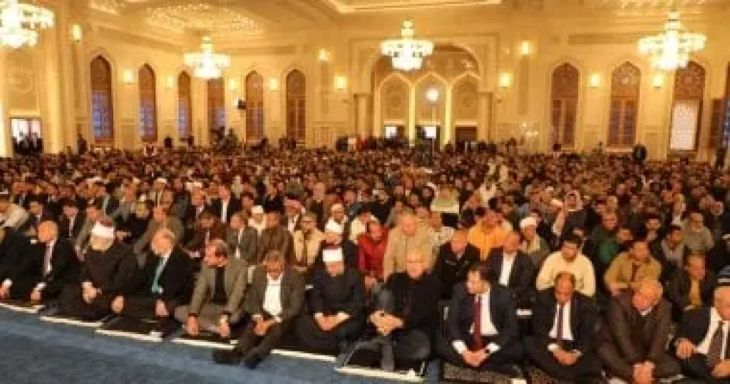 محافظ القاهرة ووزراء يؤدون صلاة الجمعة بمسجد العزيز الحكيم بالمقطم