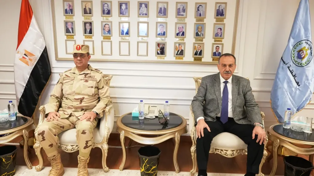محافظ أسيوط يستقبل قائد قوات الدفاع الشعبي والعسكري ضمن فعاليات التدريب