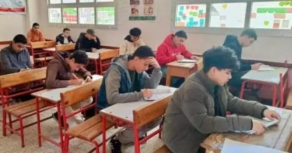 طلاب الشهادة الإعدادية يؤدون امتحانات الترم الأول