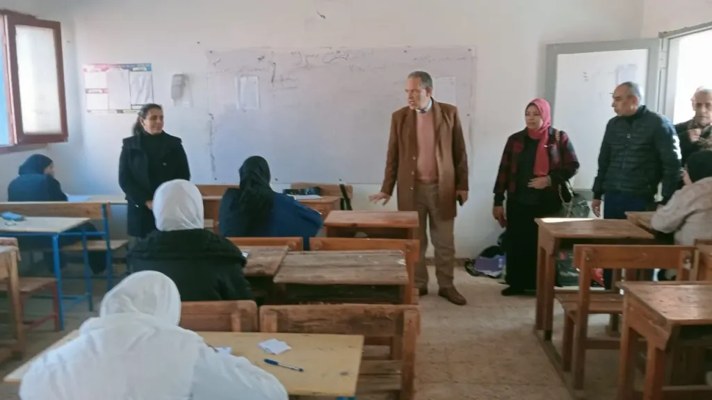 مدير تعليم أسيوط يتفقد لجان امتحانات مدارس القوصية