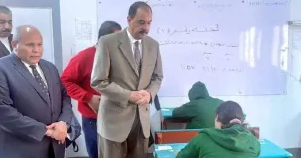 محافظ سوهاج يتفقد لجان امتحانات الشهادة الإعدادية