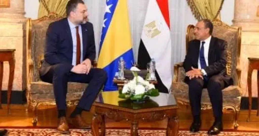 وزير الخارجية يبحث مع نظيره البوسني سبل تعزيز العلاقات بين البلدين