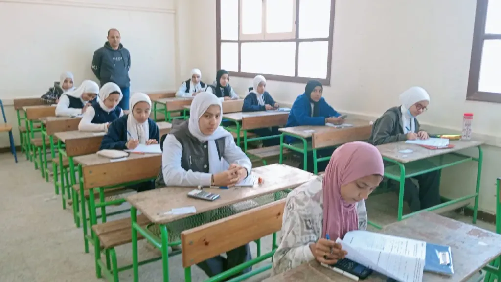 مدير تعليم أسيوط يتابع لجان امتحانات الشهادة الإعدادية بمدارس منفلوط