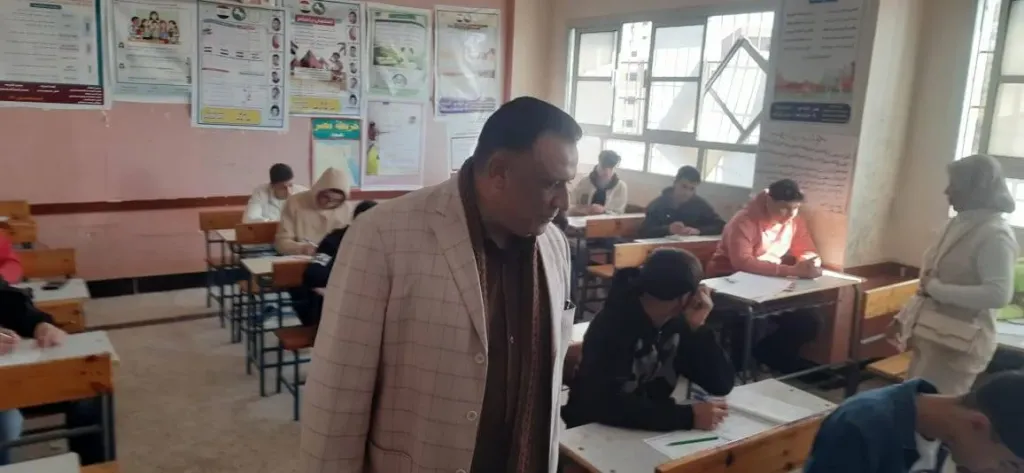 مدير عام فاقوس التعليمية يتابع لجان حسام رستم واللغات الرسمية بالشرقية