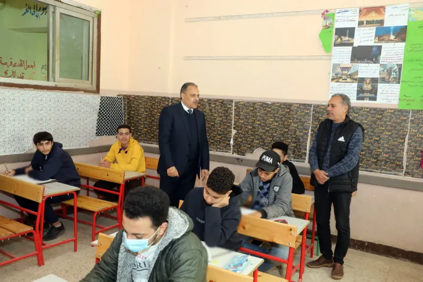 محافظ الشرقية يواصل جولته التفقدية للجان امتحانات الفصل الدراسي الأول للشهادة الإعدادية
