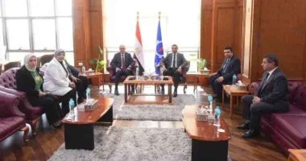 وزير العمل ومحافظ السويس يفتتحان ملتقى توظيفى ويوفر 1700 فرصة عمل لشباب المحافظة