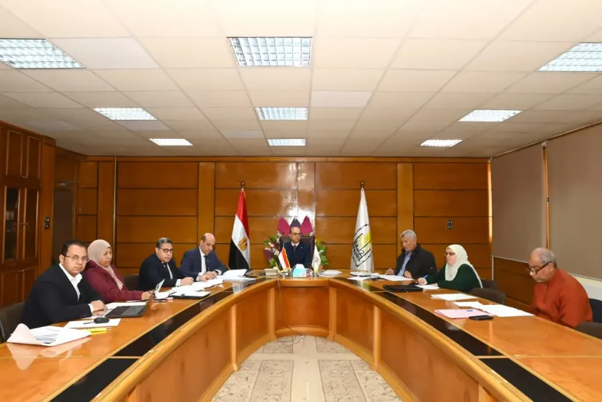 الدكتور المنشاوي يناقش مقترح الخطة الاستثمارية لجامعة أسيوط للعام المالي