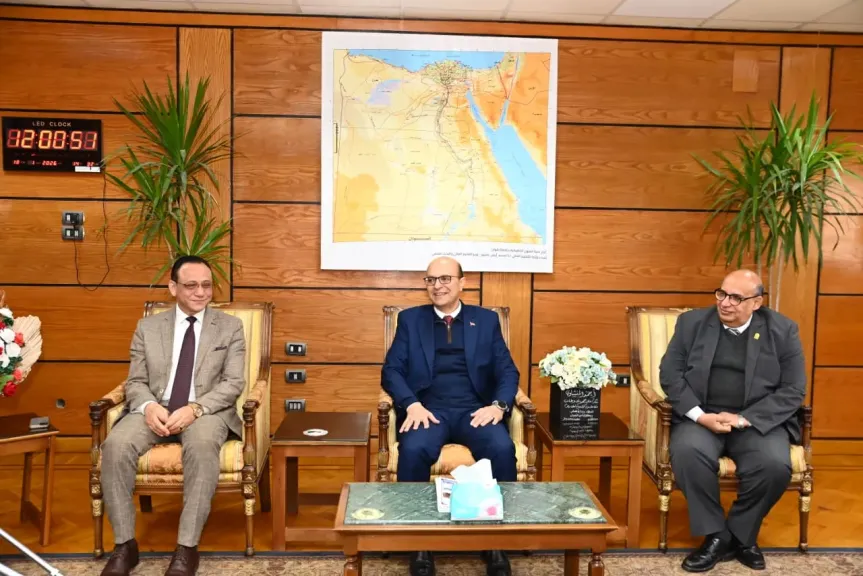 رئيس جامعة أسيوط يستقبل لجنة المجلس الأعلى للجامعات لبحث جاهزية بدء الدراسة