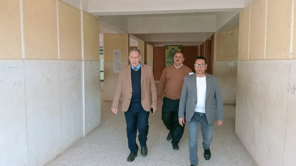 مدير تعليم أسيوط يتفقد لجان امتحانات الشهادة الإعدادية بمدارس ابوتيج