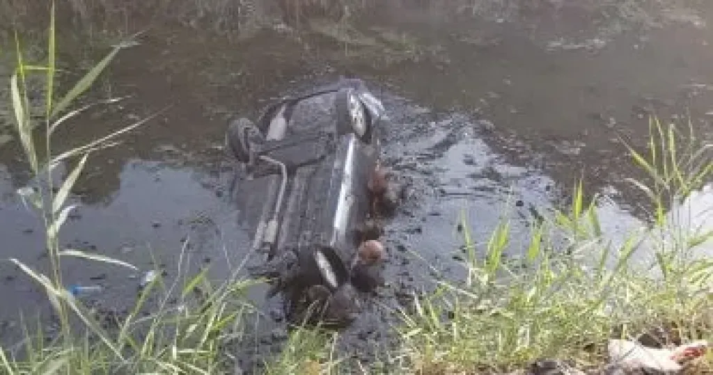 إصابة شخصين في حادث انقلاب سيارة ملاكي بترعة العزايزة بأسيوط