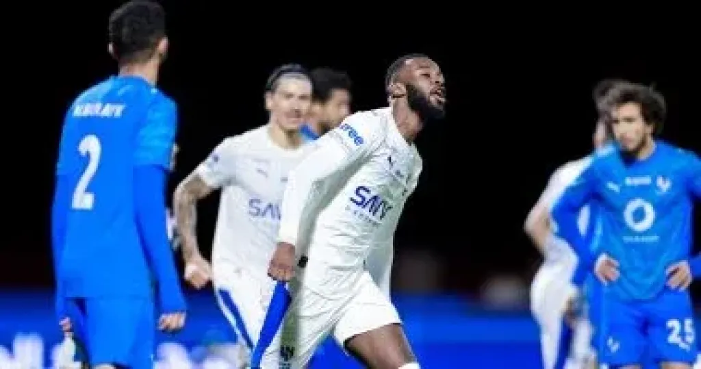 الهلال يتفوق على نيوم وحجازي بثنائية في الدوري السعودي