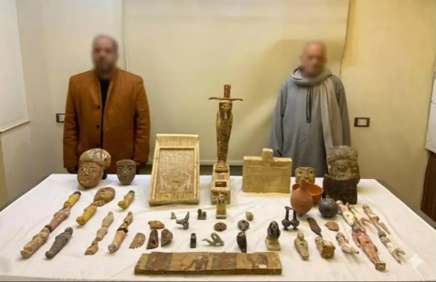 قبل تهريبها.. ضبط 53 قطعة أثرية تعود لعصر الدولة القديمة بحوزة شخصين بالمنيا