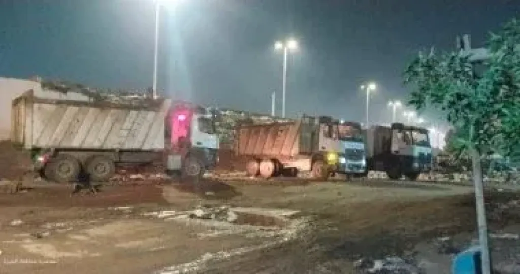 الجيزة ترفع 600 طن مخلفات من حرم الطريق الدائرى بالعجوزة