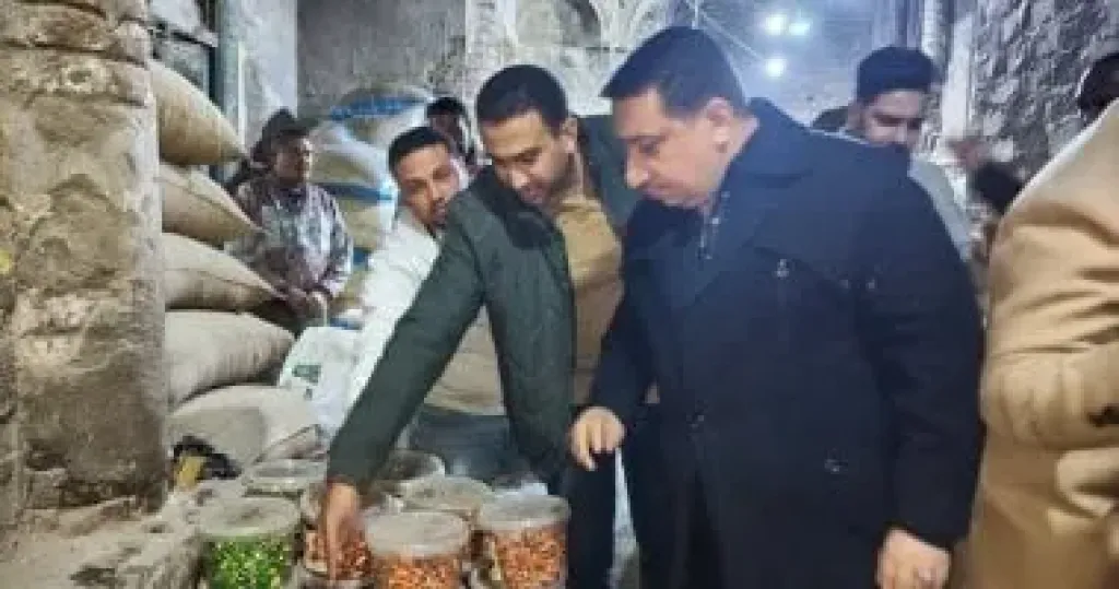 حملة تموينية مكبرة بطهطا تضبط مخزن مواد غذائية فاسدة ومجهولة المصدر