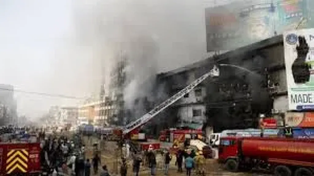 ارتفاع حصيلة ضحايا حريق بمركز تسوق فى باكستان لـ 26 قتيلا