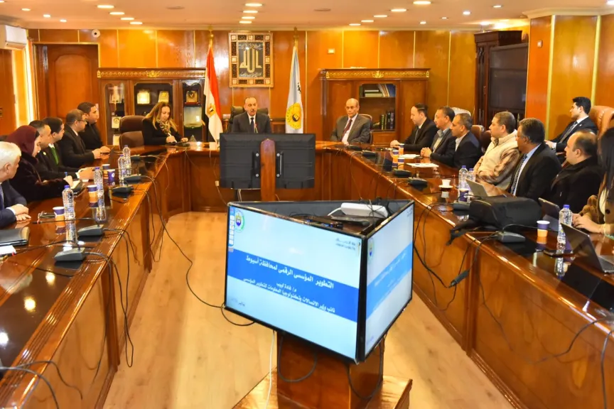 *محافظ أسيوط ونائب وزير الاتصالات يناقشان خطة التطوير المؤسسي الرقمي