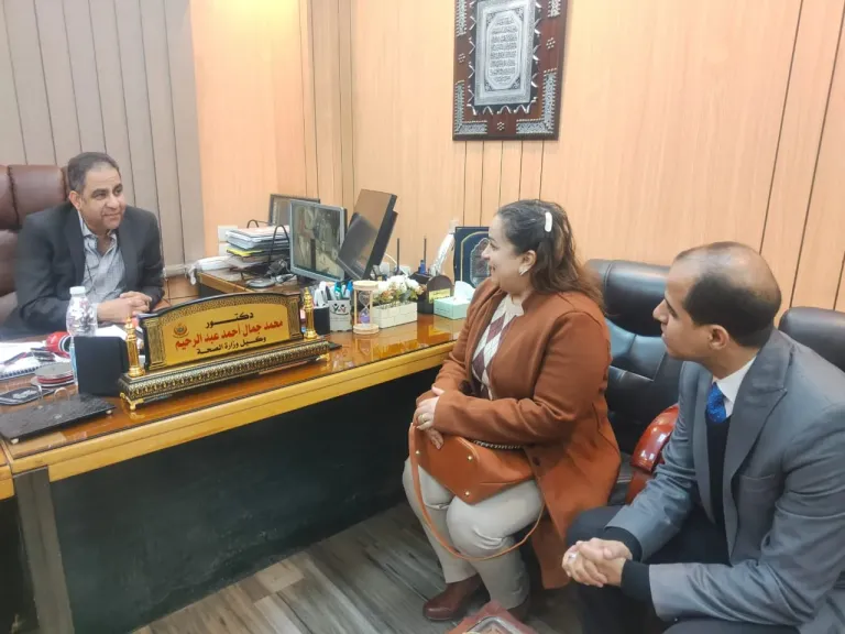 في لقاء لتعزيز المنظومة الصحية.. وكيل ”صحة أسيوط” يبحث مع مدير ”الإقليمي