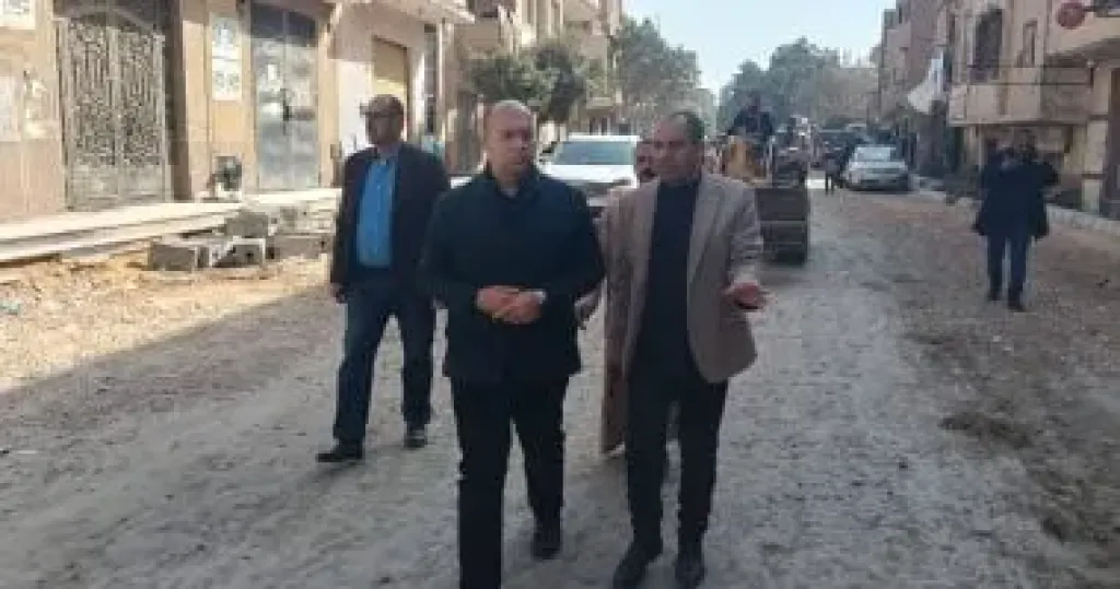 نائب محافظ الجيزة يتابع ميدانيا مشروع الصرف الصحي بقرية ميت شماس