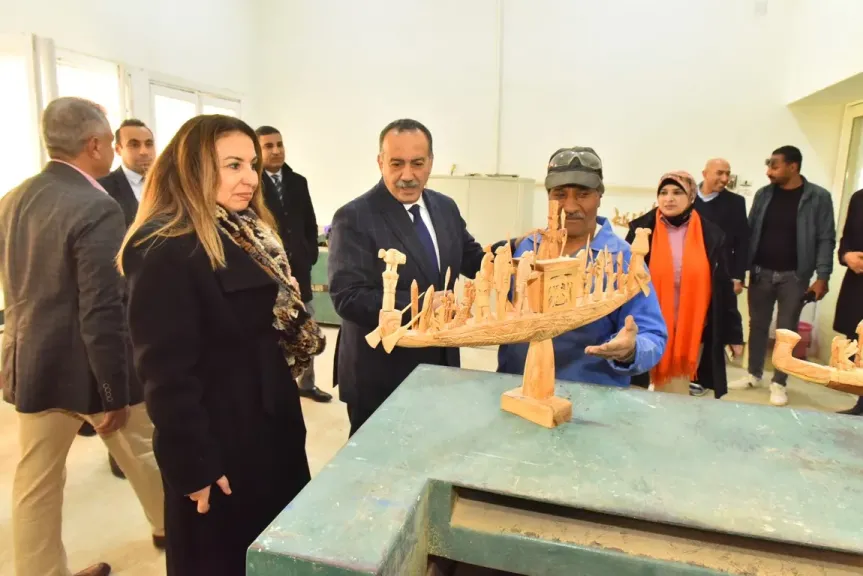 محافظ أسيوط ونائب وزير الاتصالات يتفقدان مركز ”خان الخليلي” لتدريب الحرف
