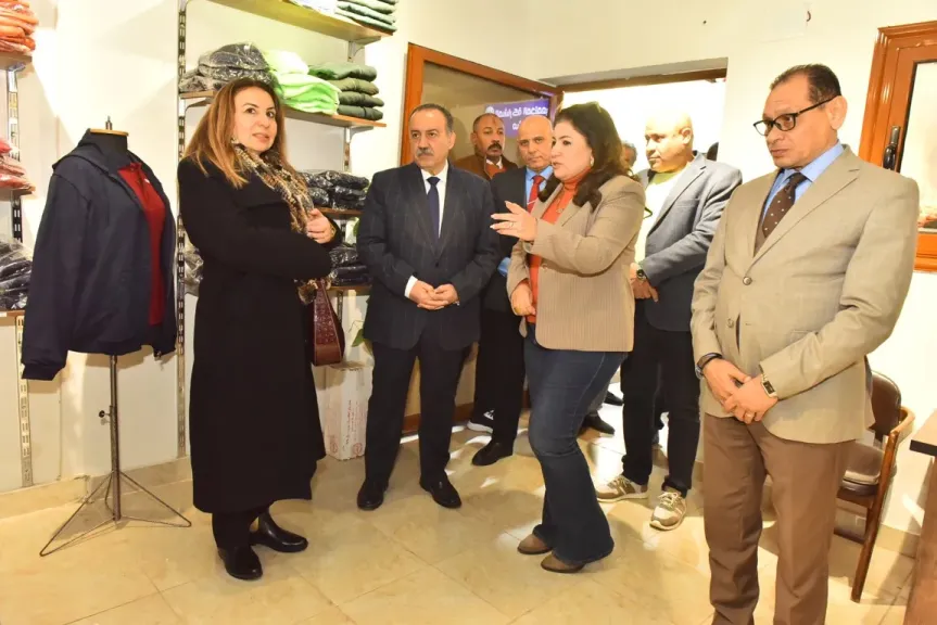 محافظ أسيوط ونائب وزير الاتصالات يتفقدان بازار ”كيان” لدعم الأسر المنتجة