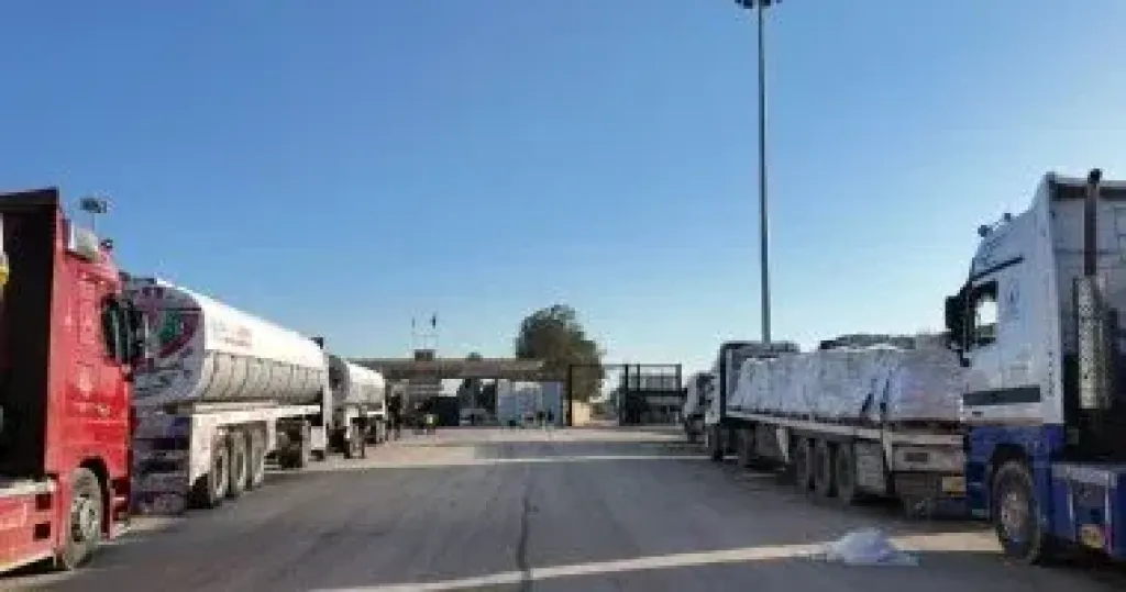 مد غزة بسلال غذائية ومواد طبية وشتوية عبر قافلة ”زاد العزة” الـ120