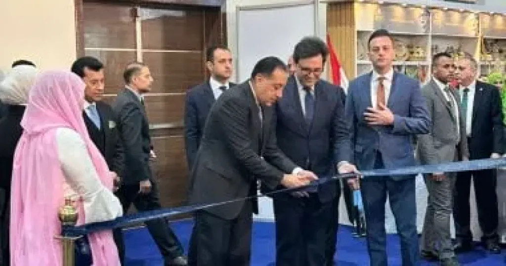 رئيس الوزراء يفتتح معرض الكتاب ويتفقد جناح وزارتى الدفاع والداخلية