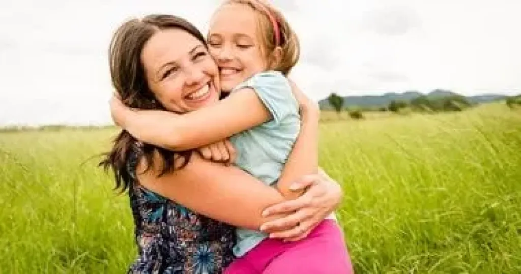 يوم العناق.. 5 فوائد تعود على الطفل عند احتضان أمه أبرزها تقوية الذكاء