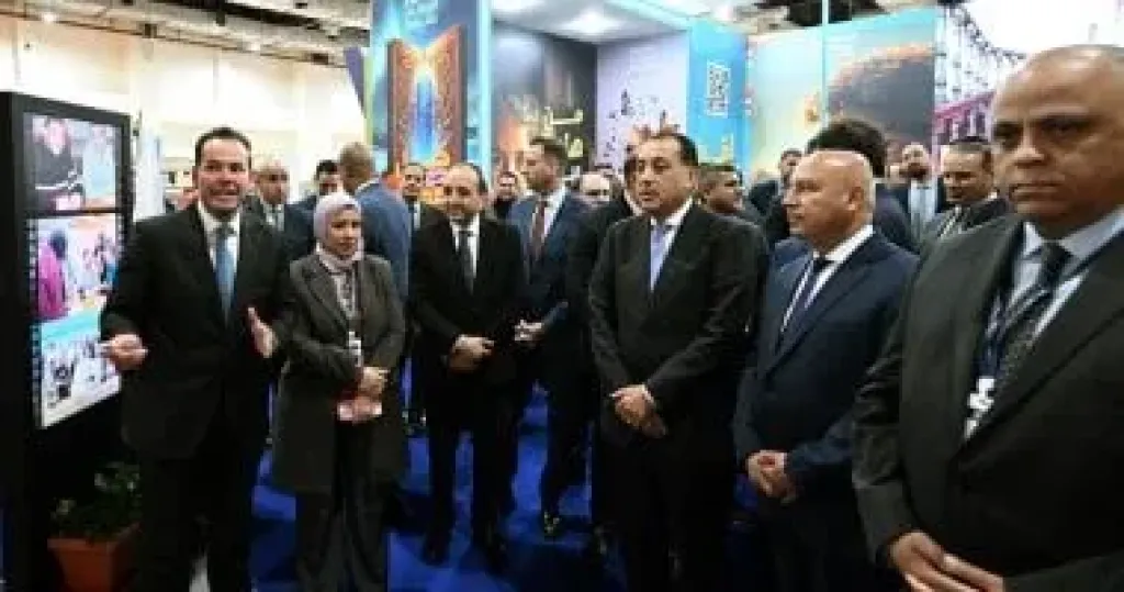 رئيس الوزراء يتفقد جناح مركز المعلومات ودعم اتخاذ القرار بمعرض للكتاب