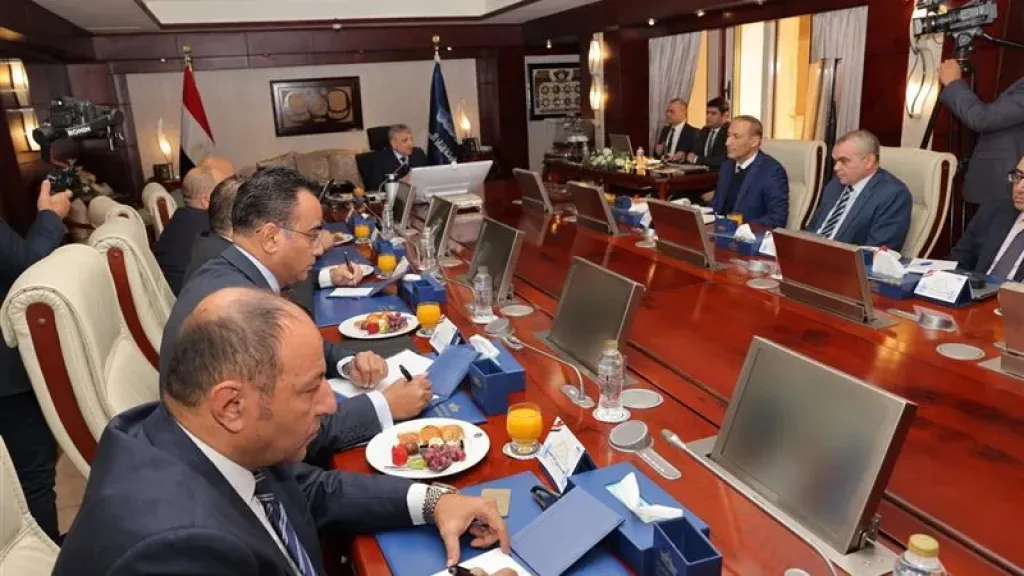 أسامة ربيع: مؤشرات إيجابية تبشر بتعافى حركة الملاحة بقناة السويس