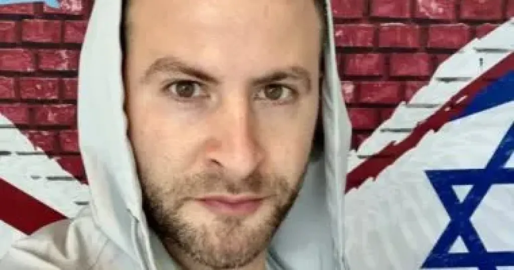 من خشبة المسرح للتحقيق.. كندا تحتجز كوميديا إسرائيليا بتهم جرائم حرب فى غزة