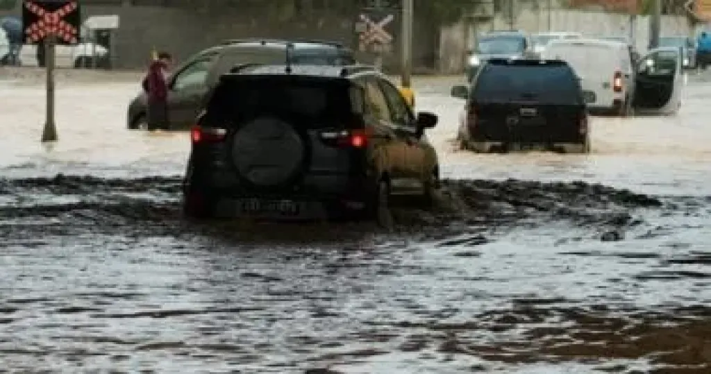 مصرع 4 أشخاص واستمرار تعطيل الدراسة بسبب الفياضانات المدمرة فى تونس