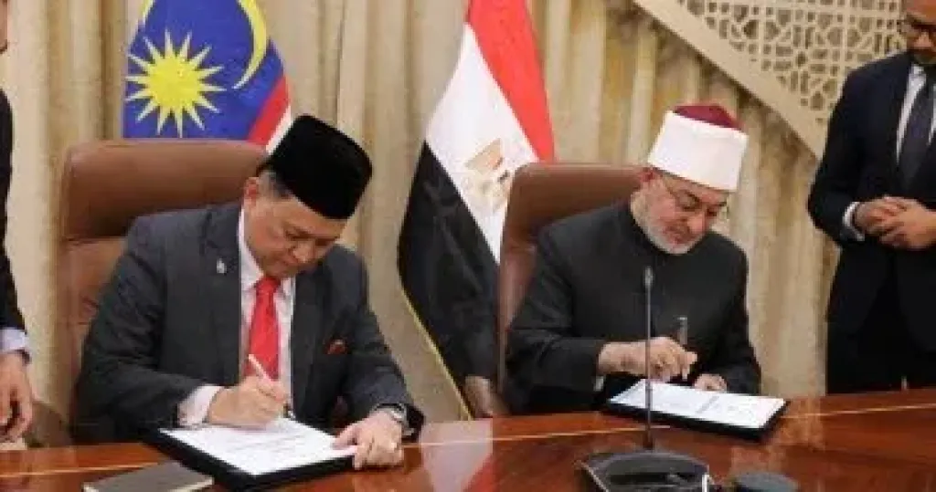 مفتي الجمهورية يوقِّع مذكرة تفاهم مع وزير الشؤون الدينية بولاية صباح بماليزيا